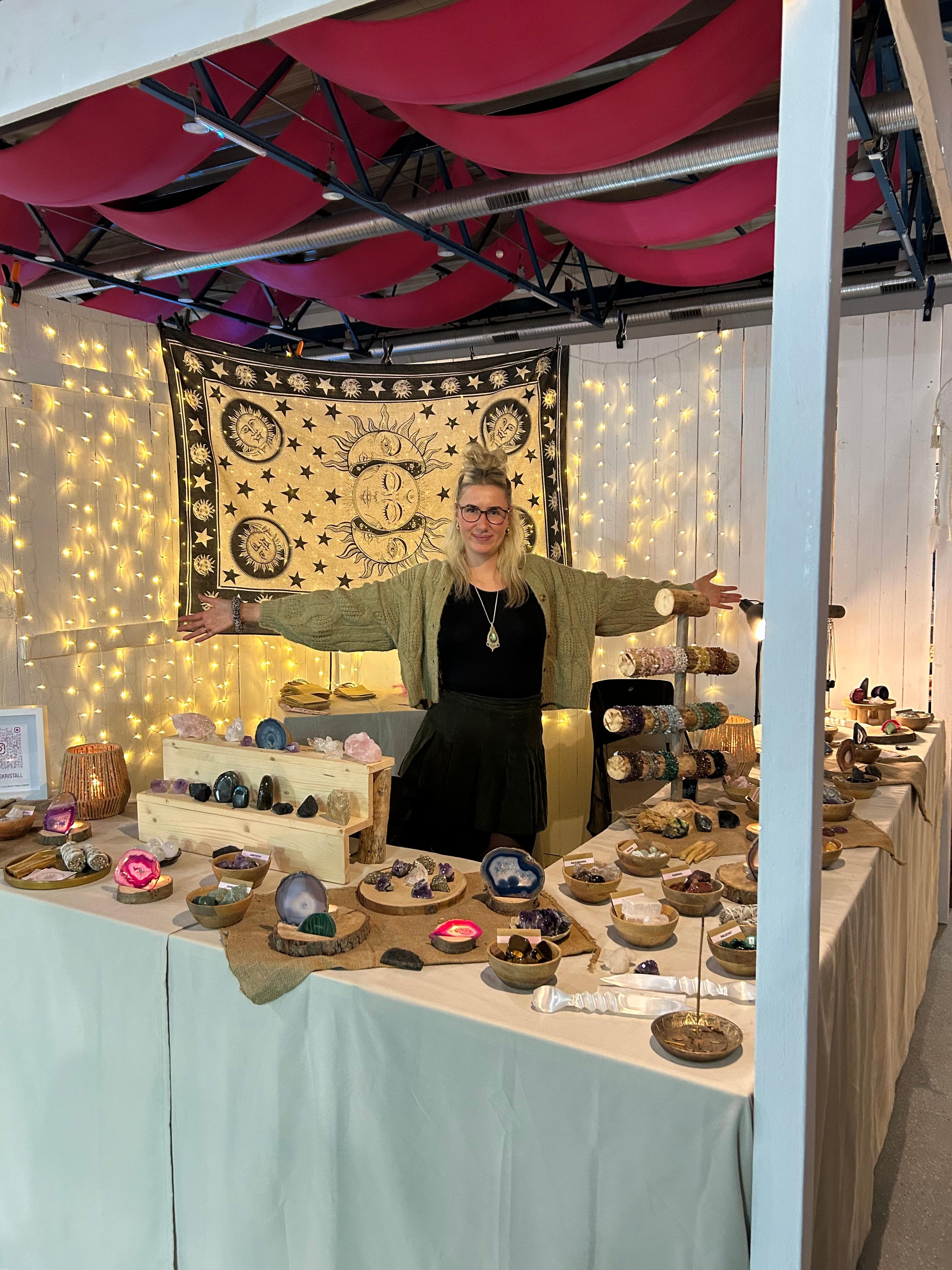 Kristall in der Hand als Symbol für die Marktpräsenz