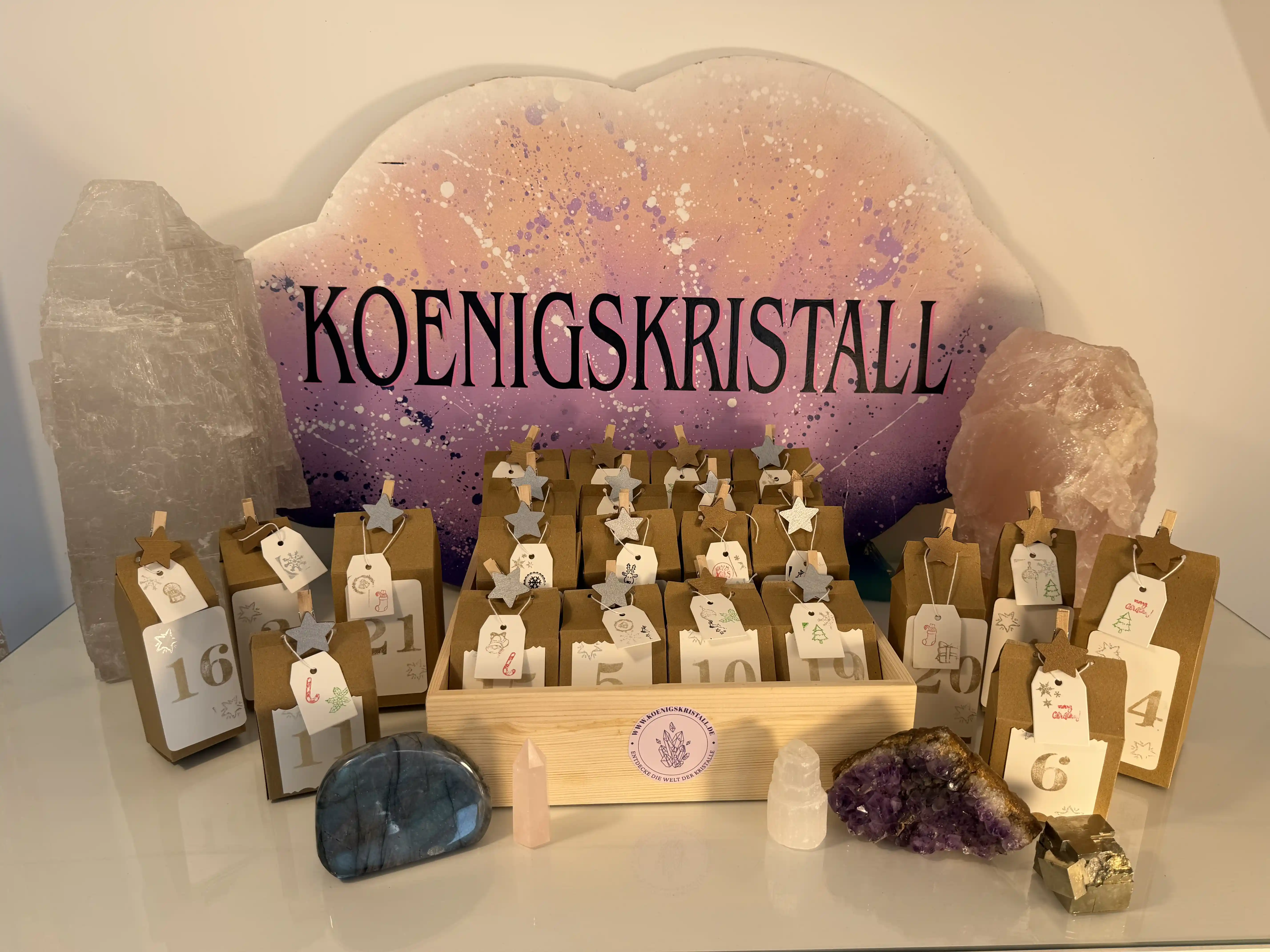 Edelstein Adventskalender 2026 von Koenigskristall mit 24 Türchen